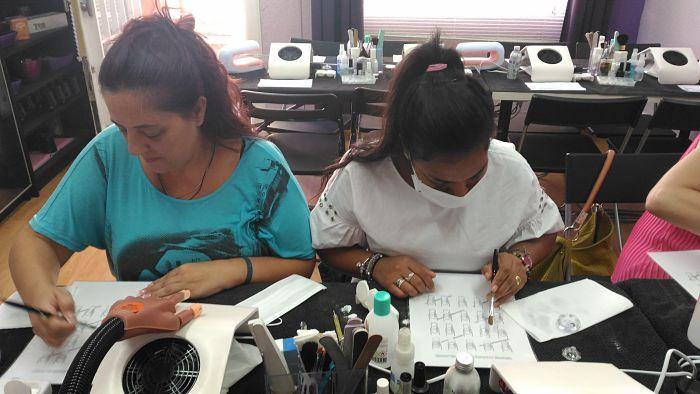 Fotos de las alumnas del curso de uñas de acrílico y gel del día 13/09/17 - Alumnas practicando foto 2