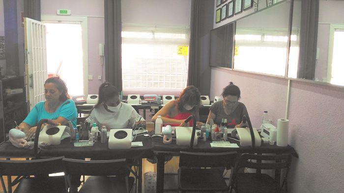 Fotos de las alumnas del curso de uñas de acrílico y gel del día 13/09/17 - Alumnas practicando