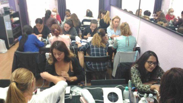 Fotos de las alumnas del curso de uñas de acrílico y gel del día 17/09/17 - Alumnas practicando