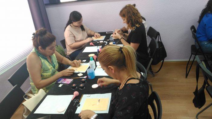 Fotos de los alumnos del curso de extensiones de pestañas del día 24/09/17 - Alumnas practicando foto 3