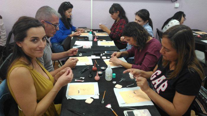 Fotos de los alumnos del curso de extensiones de pestañas del día 24/09/17 - Alumnas practicando foto 2