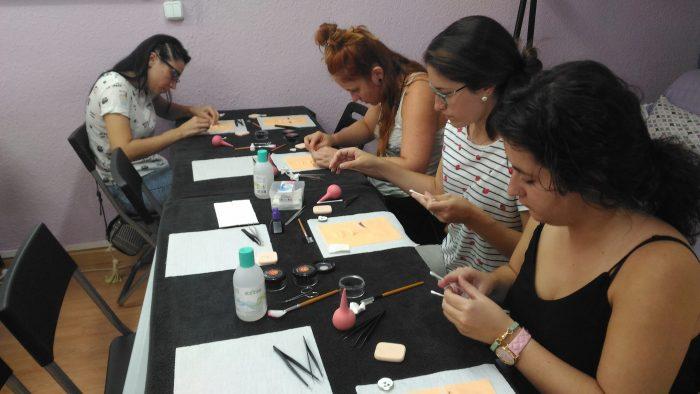 Fotos de los alumnos del curso de extensiones de pestañas del día 24/09/17 - Alumnas practicando