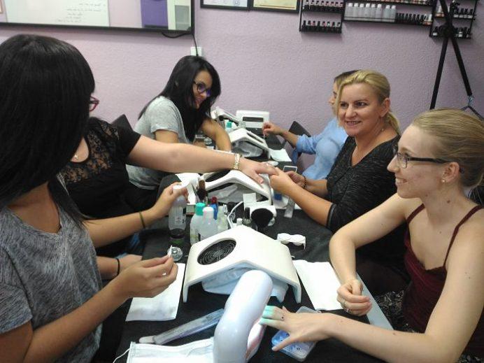 Fotos de las alumnas del curso de uñas de acrílico y gel del día 08/10/17 - Alumnas practicando foto 3