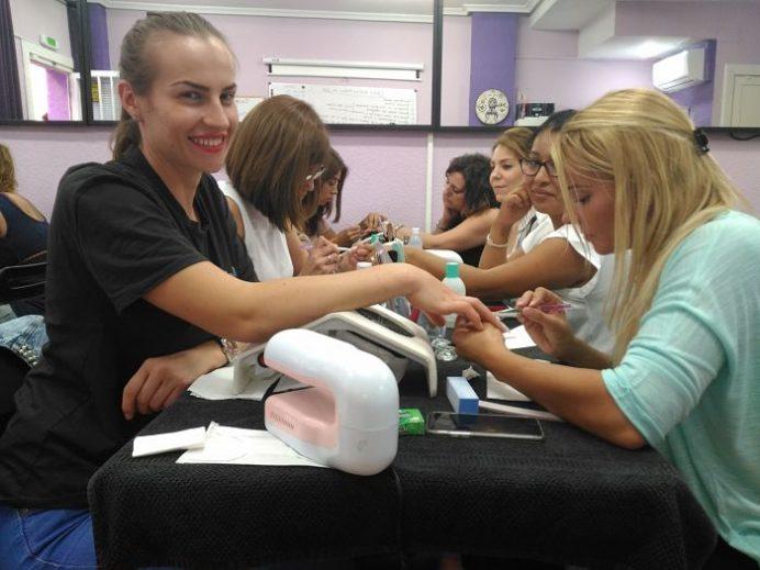 Fotos de las alumnas del curso de uñas de acrílico y gel del día 08/10/17 - Alumnas practicando