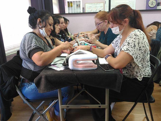 Fotos de las alumnas del curso de uñas de acrílico y gel del día 08/10/17 - Alumnas practicando foto 2