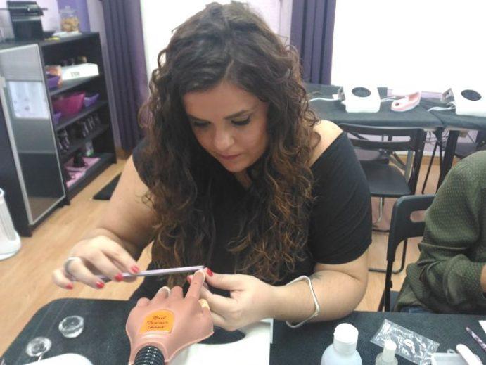 Fotos de las alumnas del curso de uñas de acrílico y gel del día 11/10/17 - Alumnas practicando foto 2