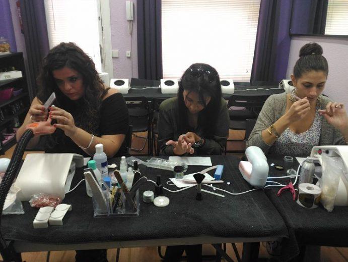 Fotos de las alumnas del curso de uñas de acrílico y gel del día 11/10/17 - Alumnas practicando