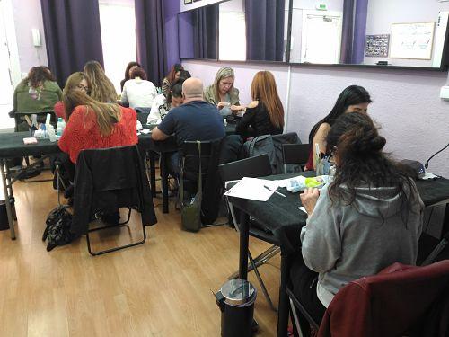 Fotos de los alumnos del curso de esmalte permanente del día 29/10/17 - Alumnas practicando