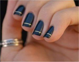 Manicura minimalista lineas doradas