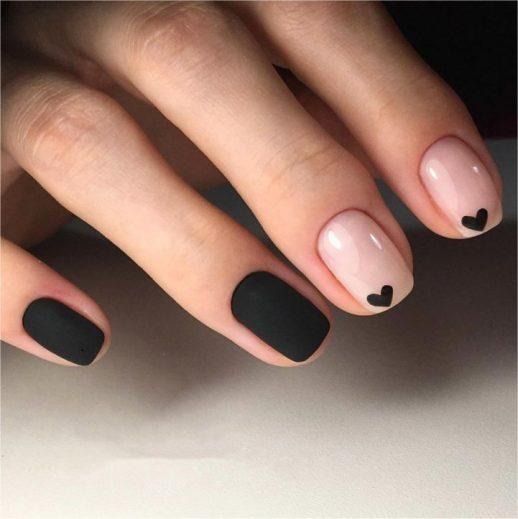 Manicura minimalista corazones