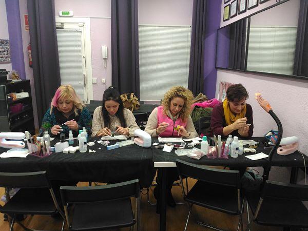 Fotos de las alumnas del curso de uñas de gel y acrílico en grupo reducido 29/12/2017 - Alumnas practicando