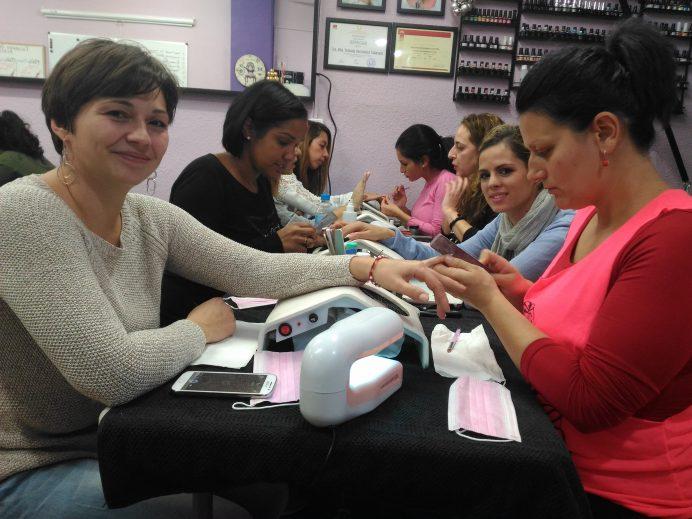 Fotos de las alumnas del curso de uñas de gel y acrílico 10/12/2017 - Alumnas practicando foto 2