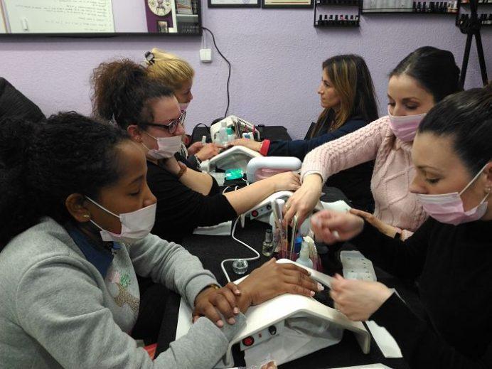 Mis alumnas del curso de gel y acrílico día 11/02/18 - Alumnas practicando foto 3