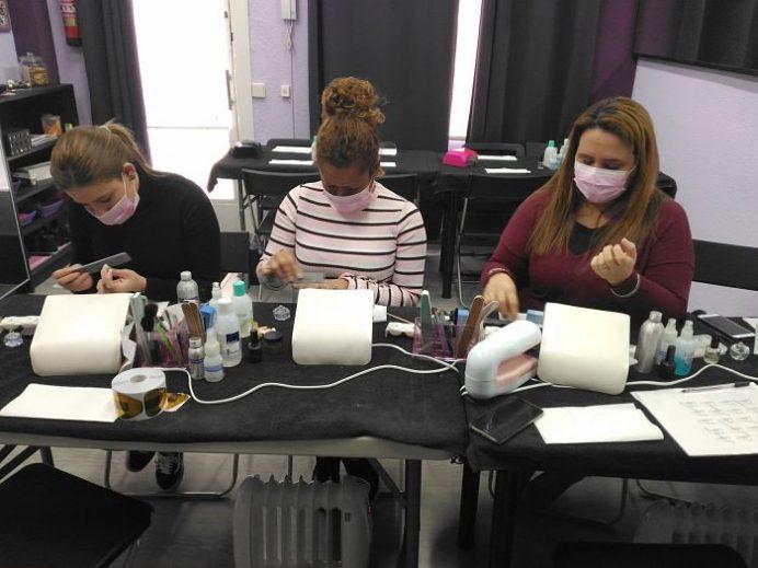 Fotos de las alumnas del curso de uñas de gel y acrílico en grupo reducido 14/02/18 - Alumnas practicando