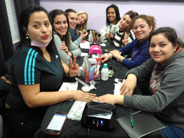 Mis alumnas del curso de gel y acrílico día 04/03/18 - Alumnas practicando