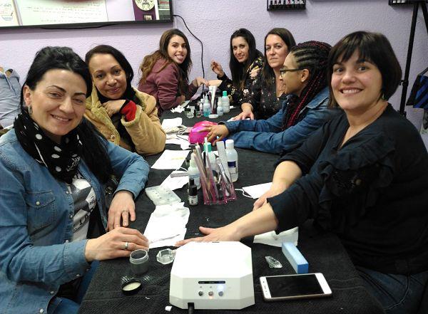 Mis alumnas del curso de gel y acrílico día 04/03/18 - Alumnas sonriendo foto 2