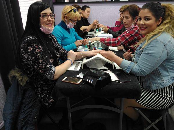 Foto de las alumnas del curso de uñas de gel y acrílico del día 18/03/18 - Alumnas sonriendo