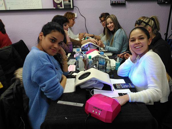 Foto de las alumnas del curso de uñas de gel y acrílico del día 18/03/18 - Alumnas sonriendo y practicando foto 2