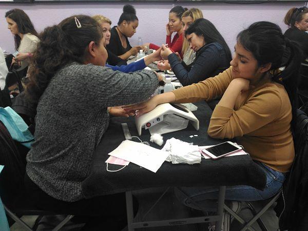 Mis alumnas del curso de gel y acrílico día 08/04/18 - Alumnas practicando foto 3