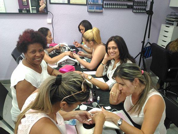 Foto de las alumnas del curso de acrílico y gel día 01/07/18 - Alumnas sonriendo