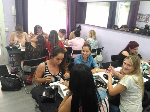 Foto de las alumnas del curso de acrílico y gel día 01/07/18 - Alumnas sonriendo foto 2