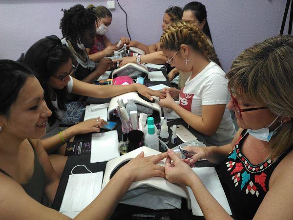 Foto de las alumnas del curso de acrílico y gel día 29/07/18 - Alumnas practicando