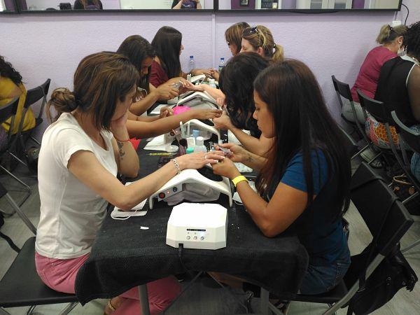 Foto de las alumnas del curso de acrílico y gel día 29/07/18 - Alumnas practicando foto 2