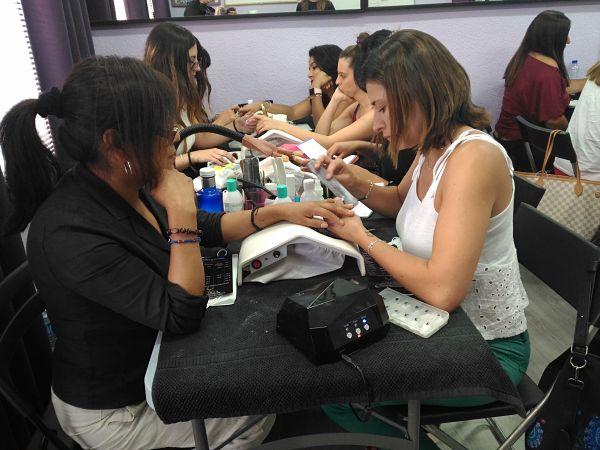 Foto de las alumnas del curso de acrílico y gel día 29/07/18 - Alumnas practicando foto 3