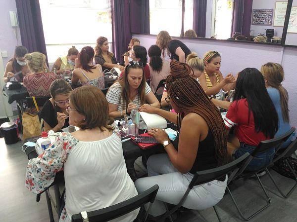 Foto de las alumnas del curso de acrílico y gel día 12/08/18 - Alumnas practicando - Foto 3