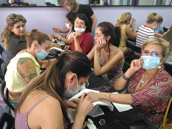 Foto de las alumnas del curso de acrílico y gel día 12/08/18 - Alumnas practicando