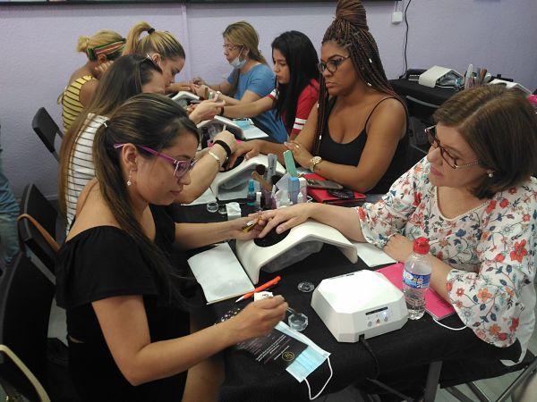 Foto de las alumnas del curso de acrílico y gel día 12/08/18 - Alumnas practicando - Foto 2