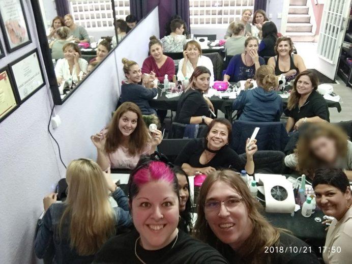 Foto con las alumnas del curso de uñas de gel y acrílico del día 21/10/18 - Foto de alumnas en un ambiente fantástico