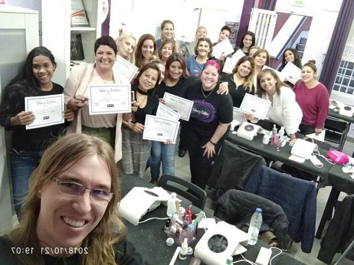 Foto con las alumnas del curso de uñas de gel y acrílico del día 21/10/18