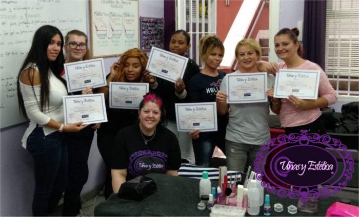 Foto con las alumnas del curso de uñas de gel y acrílico en grupo reducido del día 11/10/18