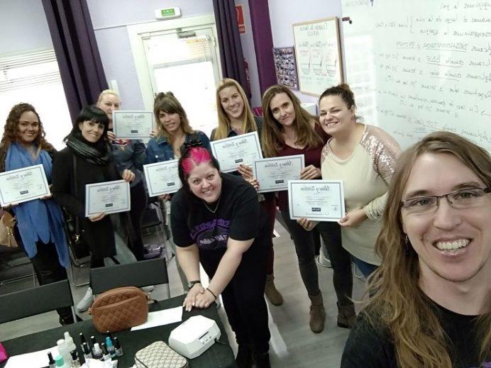 Fotos con las alumnas de los cursos de Esmalte Permanente y Manicura 28/10/18 - Foto 2