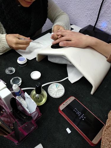 Fotos de las alumnas del curso de uñas de gel y acrílico del día 04/11/18 - Alumna haciendo gel foto 4