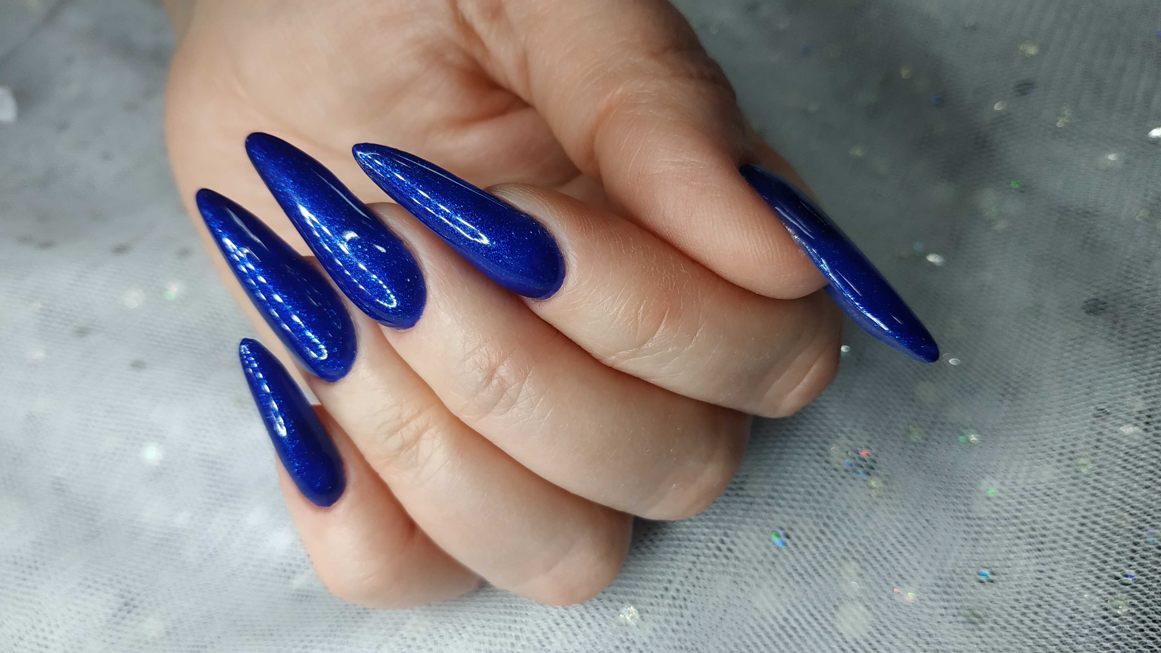 Imagen uñas almendra azul foto 2