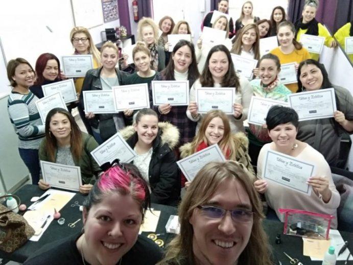 Foto con las alumnas del curso de extensión de pestañas del día 20/01/19