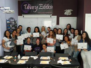 Foto con las alumnas del curso de extensión de pestañas del día 17/03/19