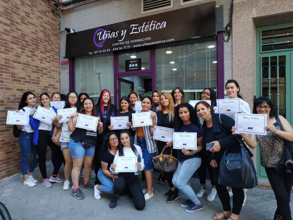 Foto de las alumnas del curso de uñas de gel y acrílico del día 09/06/19