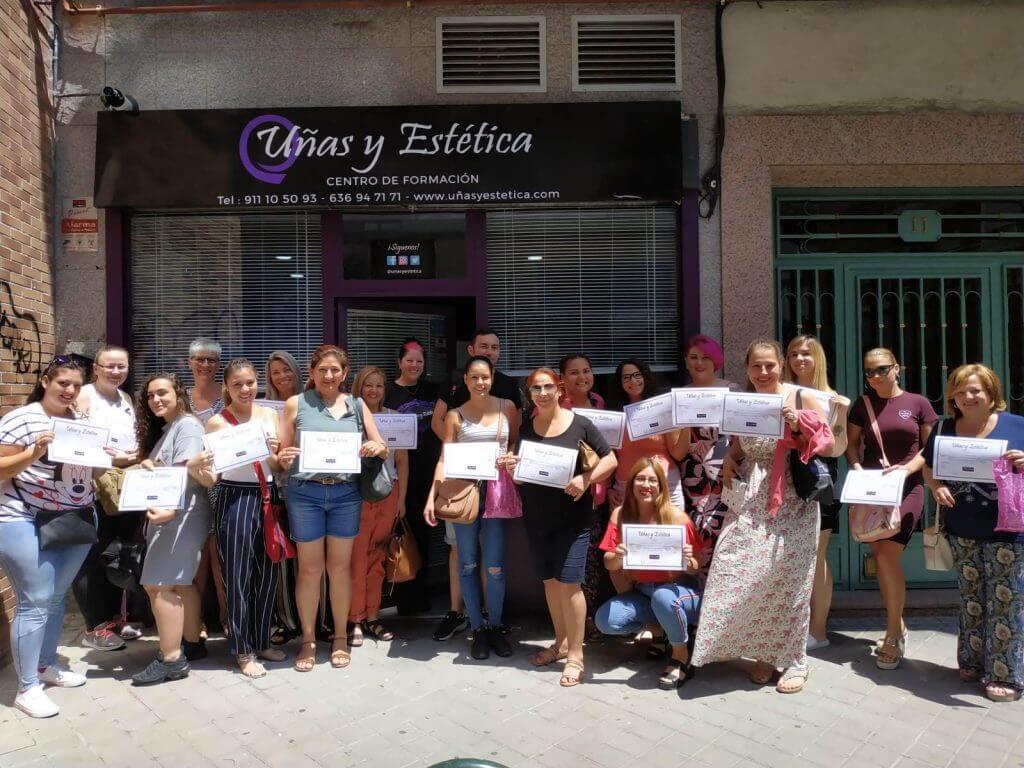 Foto con los alumnos del curso de extensión de pestañas del día 30/06/19