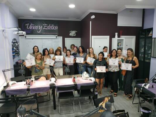 Foto de las alumnas del curso de uñas de esmaltado permanente y mani con torno del día 01/09/2019