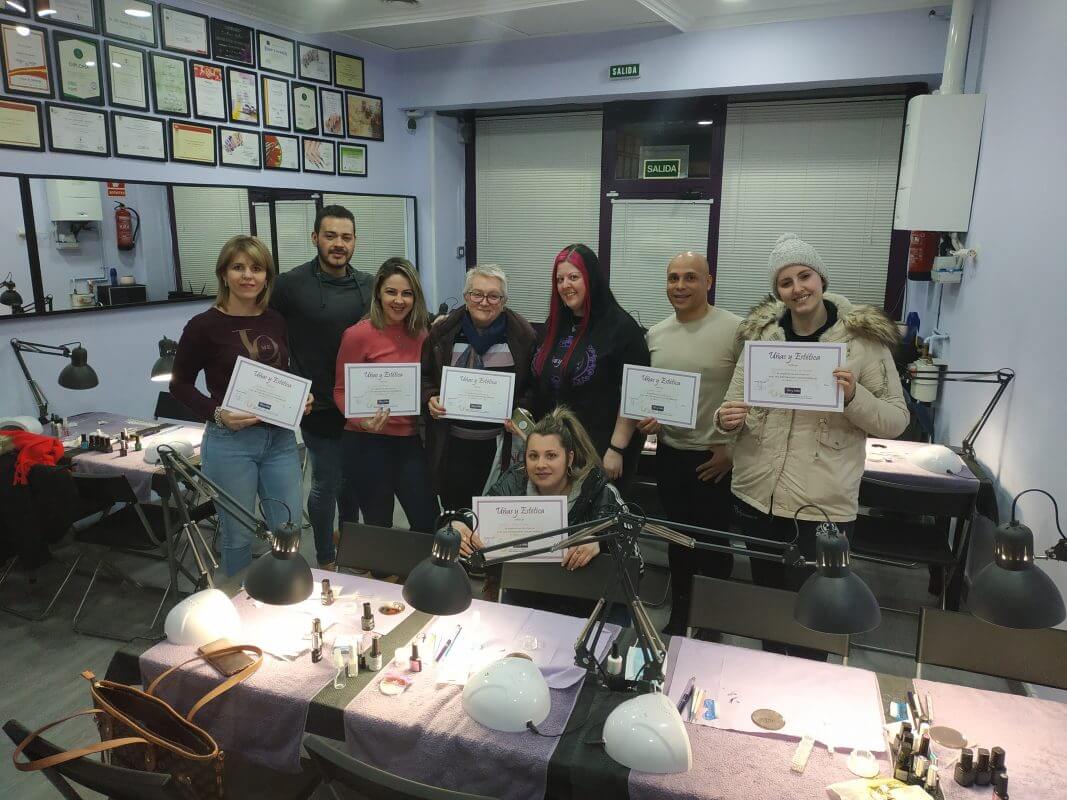 Foto de los alumnos de la convocatoria de Enero del curso Completo de uñas