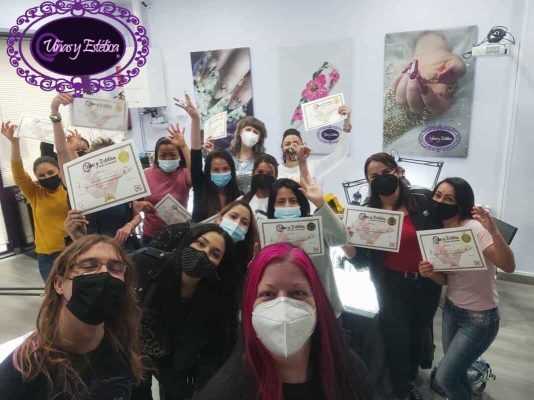 Alumnas graduadas en Manicura con torno y esmalte semipermanente 23 de Mayo de 2021