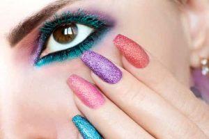 Curso de uñas acrilicas y aplicación de glitters