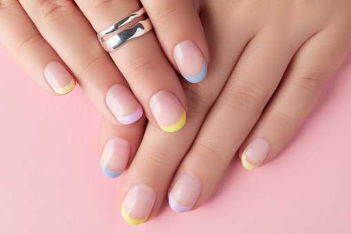 Manicura francesa de colores