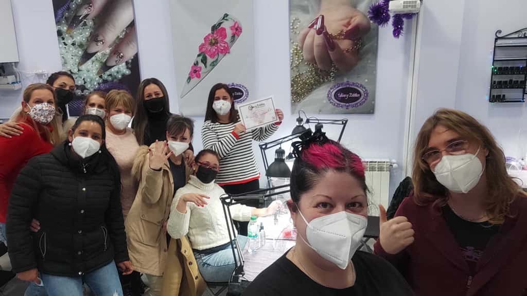 Foto de las alumnas graduadas. Manicura con Torno + semipermanente 9 de Enero 2022